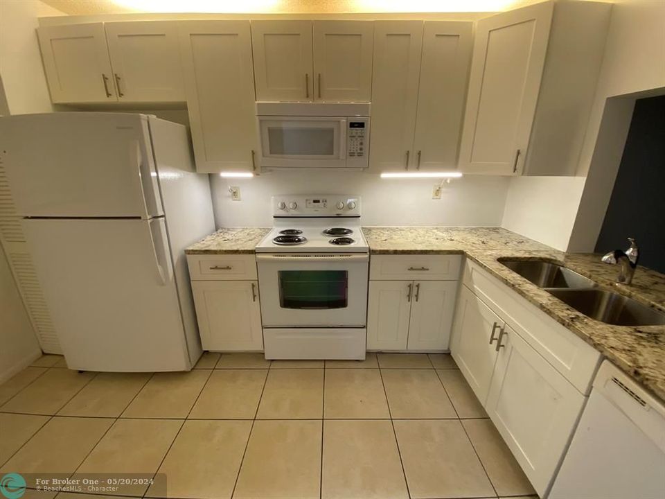 Active With Contract: $2,100 (2 beds, 2 baths, 815 Square Feet)