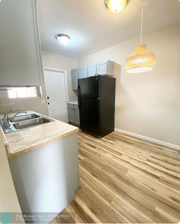 For Sale: $2,350 (2 beds, 1 baths, 800 Square Feet)