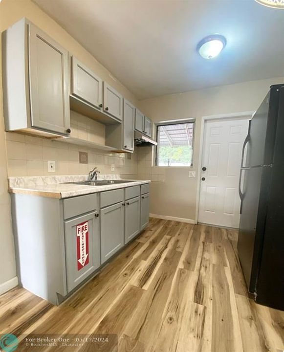 For Sale: $2,350 (2 beds, 1 baths, 800 Square Feet)
