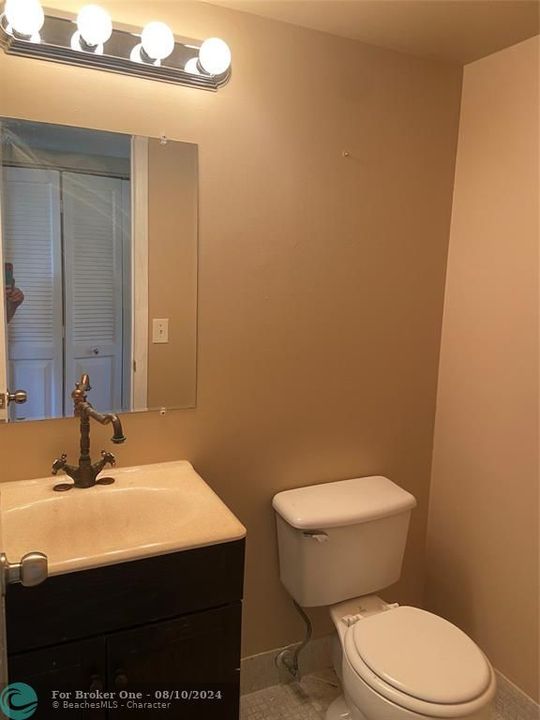 For Sale: $124,000 (1 beds, 1 baths, 703 Square Feet)