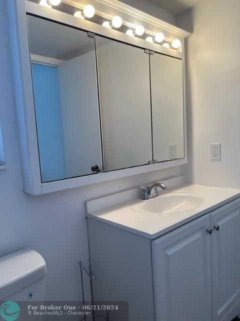 Active With Contract: $1,800 (1 beds, 1 baths, 710 Square Feet)