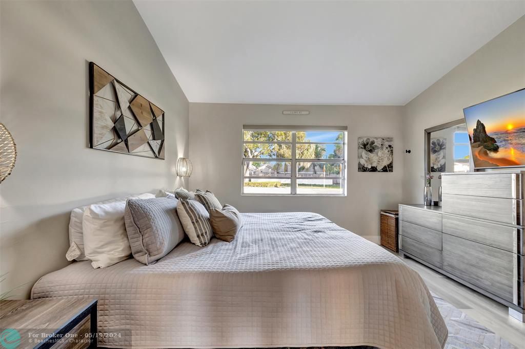 Active With Contract: $415,000 (2 beds, 1 baths, 1027 Square Feet)