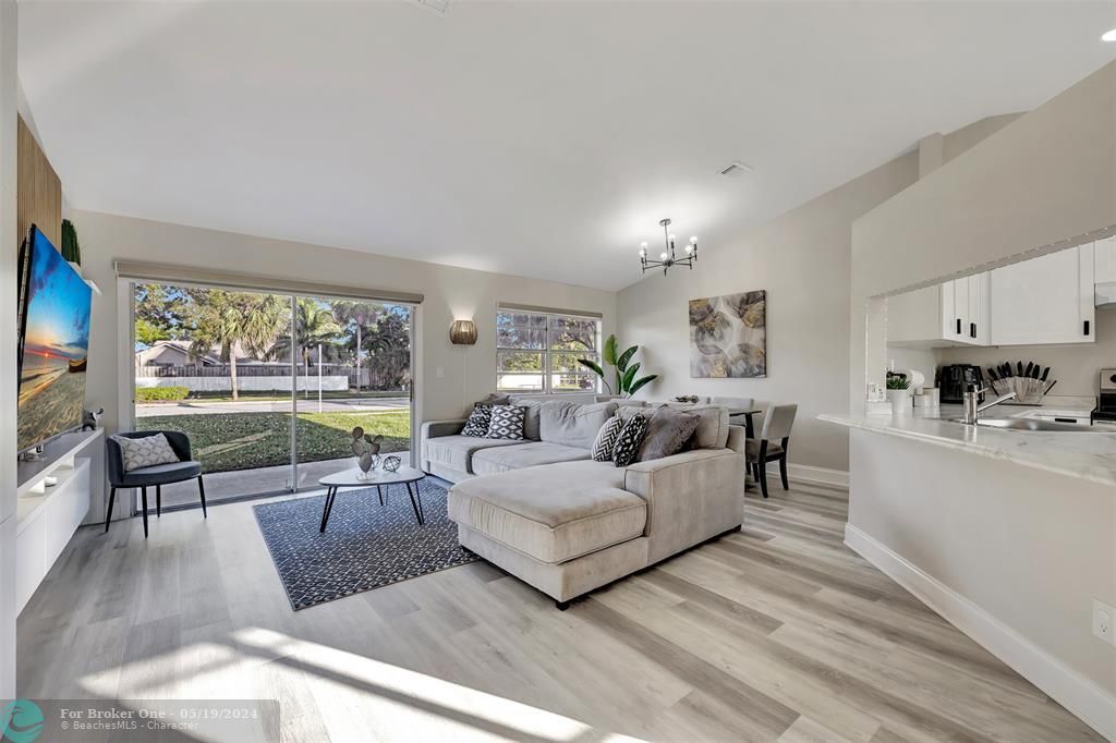 Active With Contract: $415,000 (2 beds, 1 baths, 1027 Square Feet)