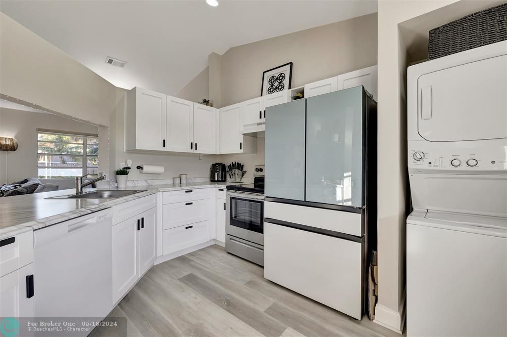 Recently Sold: $415,000 (2 beds, 1 baths, 1027 Square Feet)