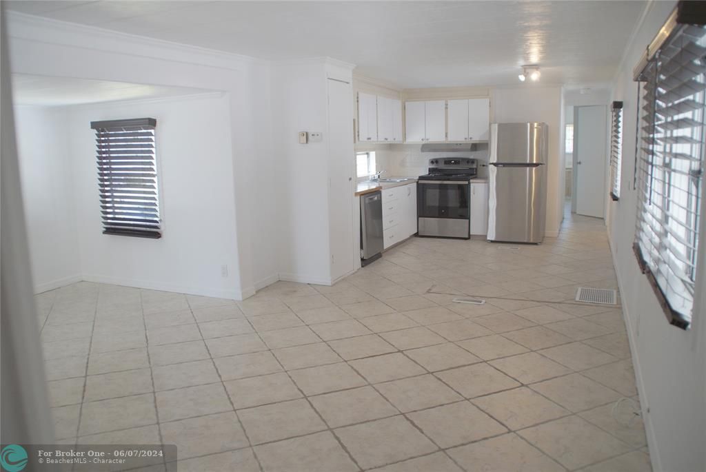Active With Contract: $2,000 (2 beds, 2 baths, 847 Square Feet)