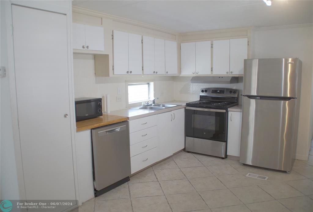 Active With Contract: $2,000 (2 beds, 2 baths, 847 Square Feet)