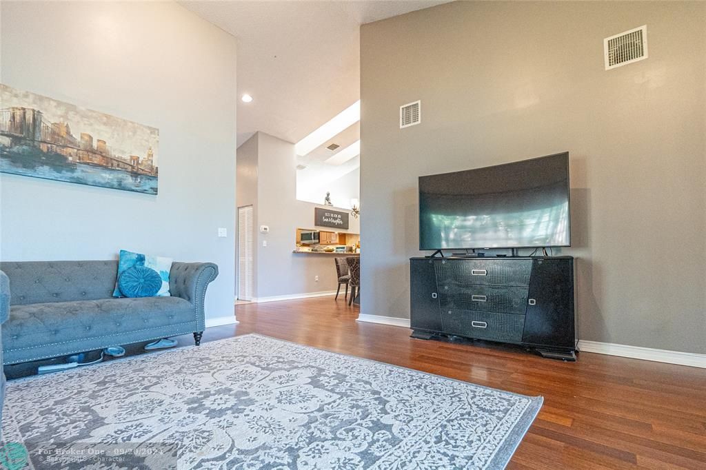 Recently Sold: $375,000 (2 beds, 2 baths, 1216 Square Feet)