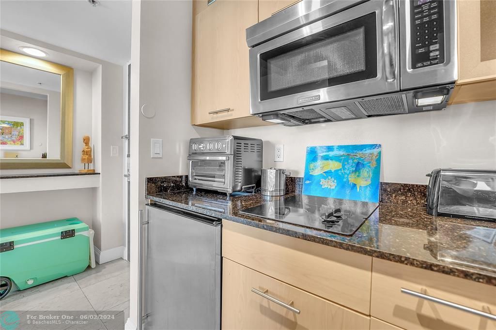 Active With Contract: $169,000 (1 beds, 1 baths, 643 Square Feet)