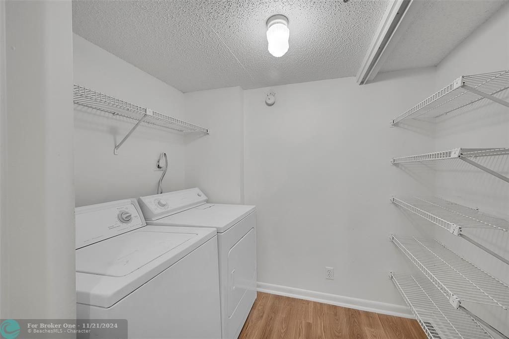 For Sale: $159,000 (1 beds, 2 baths, 1140 Square Feet)