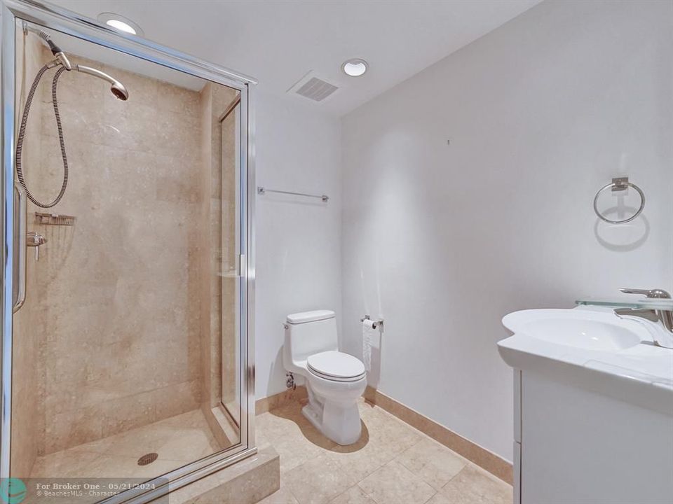 合同活跃: $999,000 (3 贝兹, 3 浴室, 1571 平方英尺)