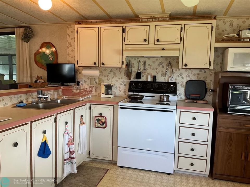 For Sale: $98,000 (2 beds, 1 baths, 876 Square Feet)