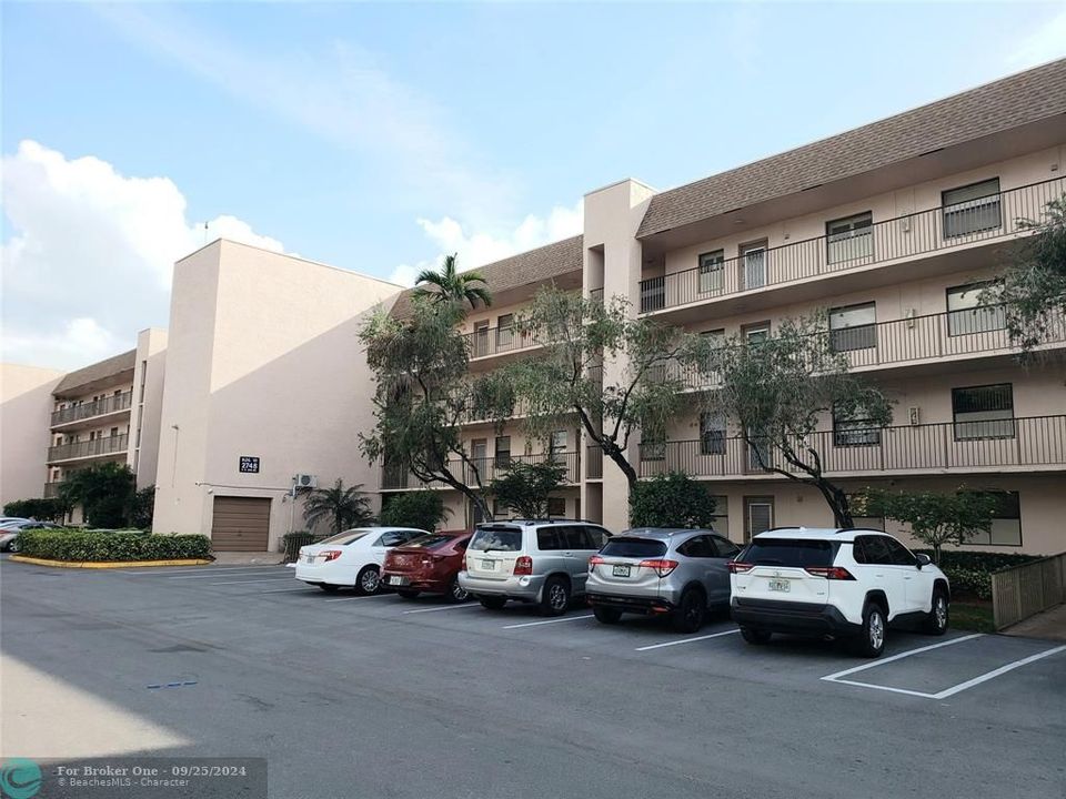 Active With Contract: $135,000 (2 beds, 2 baths, 810 Square Feet)