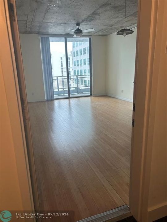 For Sale: $350,000 (1 beds, 1 baths, 638 Square Feet)
