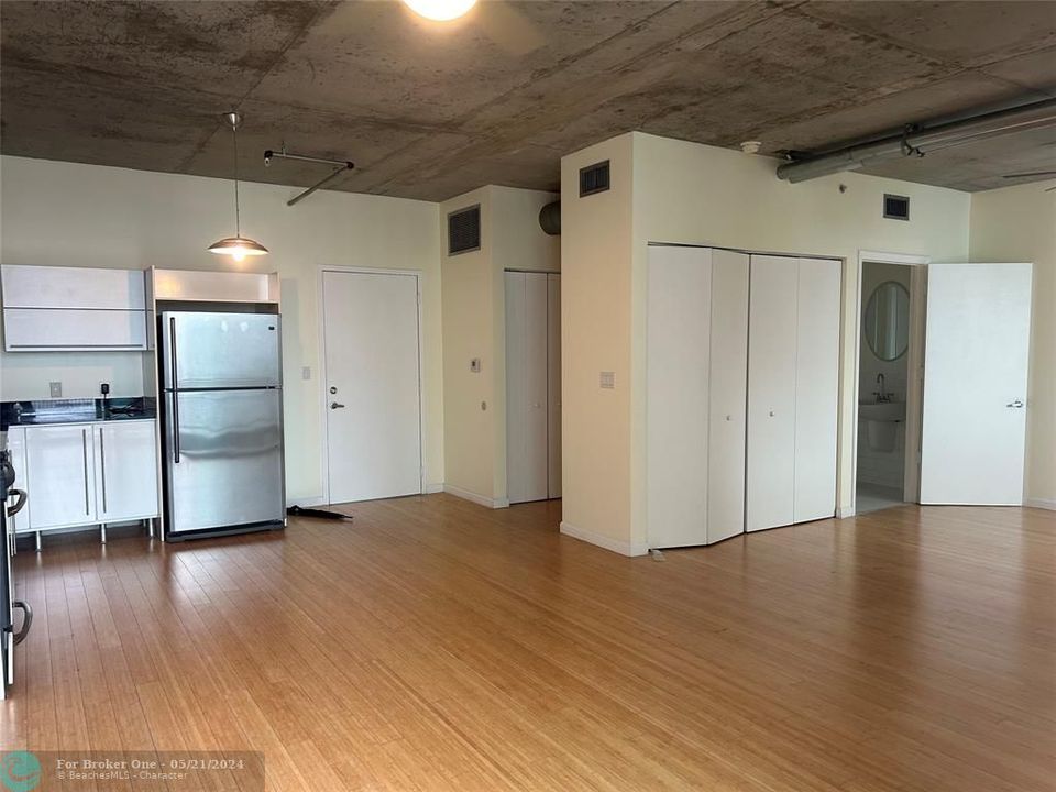 For Sale: $360,000 (1 beds, 1 baths, 638 Square Feet)