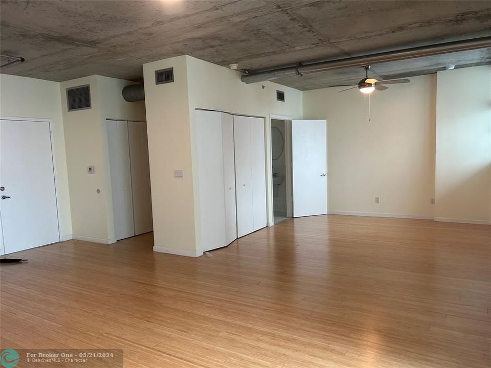 For Sale: $350,000 (1 beds, 1 baths, 638 Square Feet)