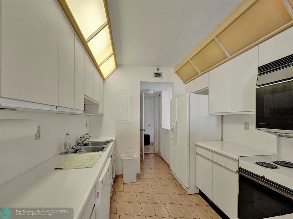 For Sale: $899,000 (2 beds, 2 baths, 1910 Square Feet)