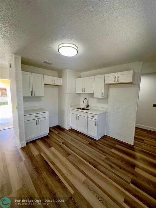 For Sale: $225,000 (3 beds, 1 baths, 978 Square Feet)