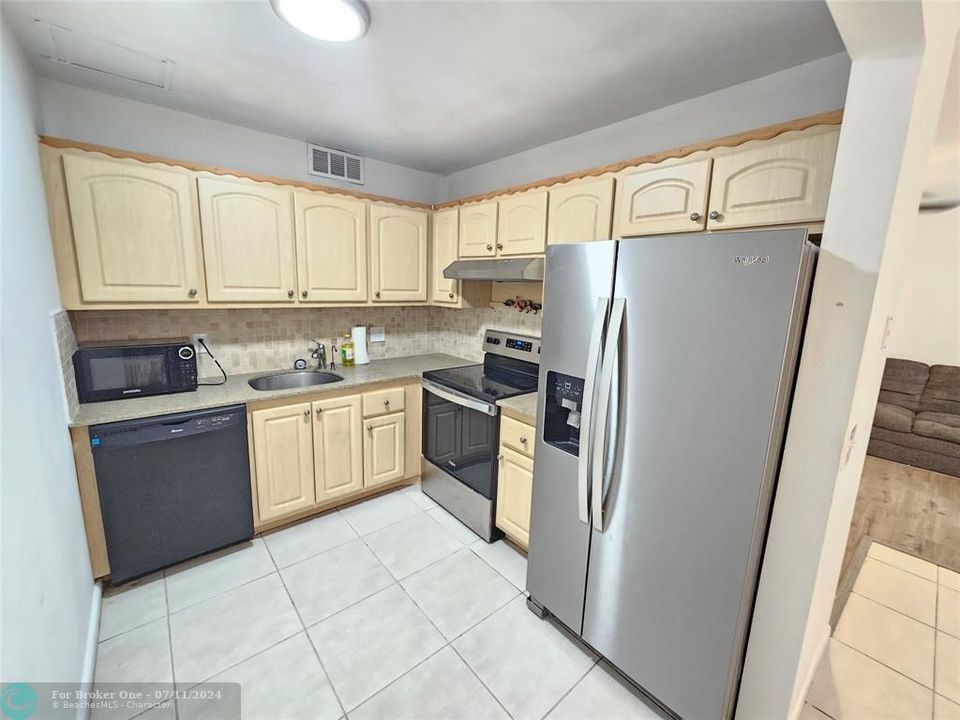 For Sale: $179,900 (2 beds, 1 baths, 953 Square Feet)