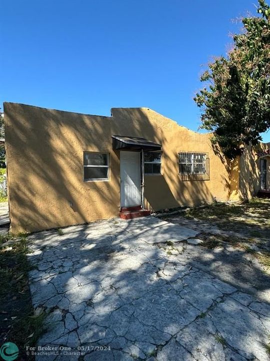 Active With Contract: $359,900 (4 beds, 2 baths, 1600 Square Feet)