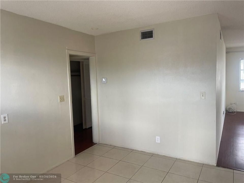 For Rent: $1,395 (1 beds, 1 baths, 730 Square Feet)