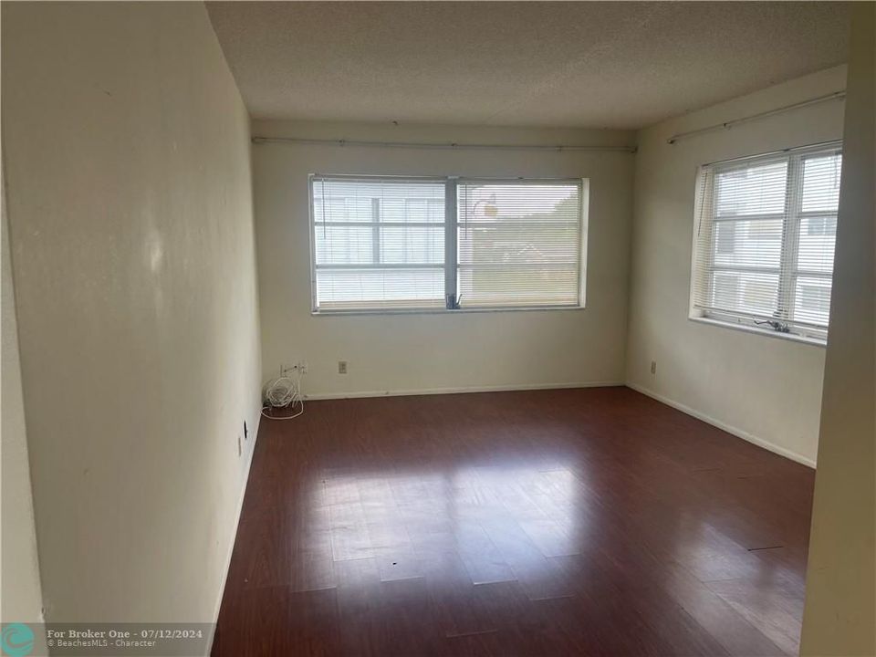 Active With Contract: $1,400 (1 beds, 1 baths, 730 Square Feet)
