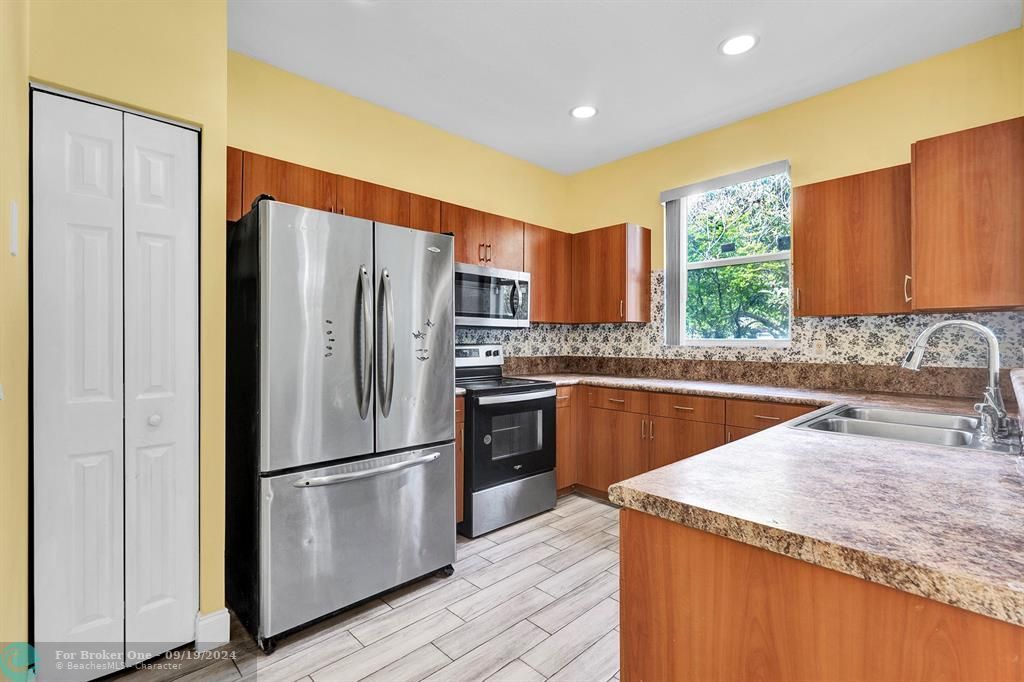 Active With Contract: $2,650 (3 beds, 2 baths, 1573 Square Feet)