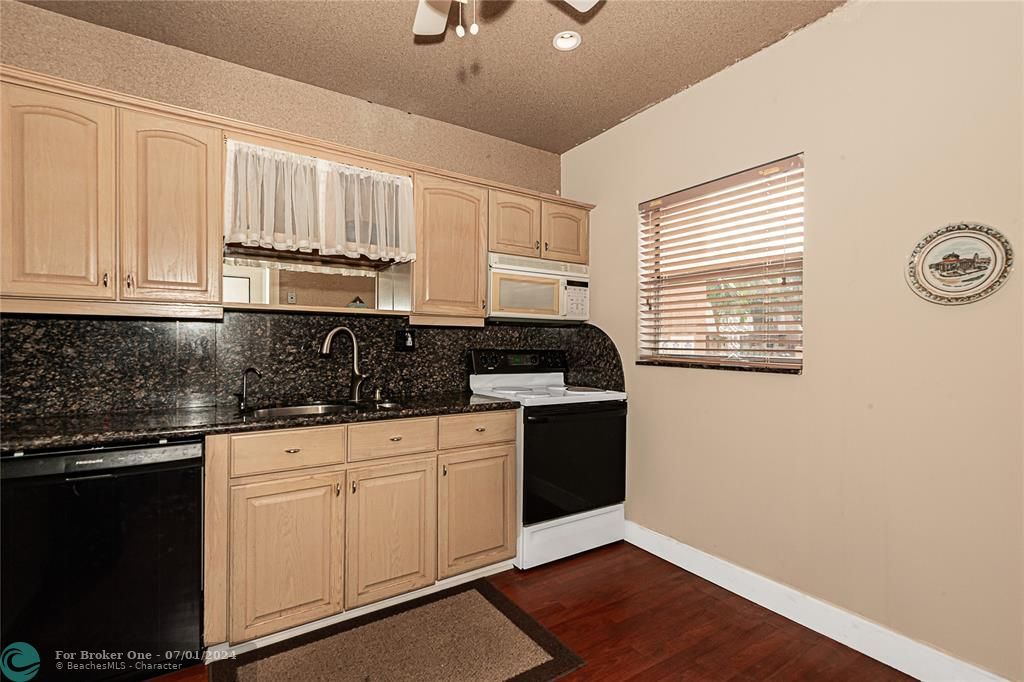 Active With Contract: $359,500 (2 beds, 2 baths, 1470 Square Feet)