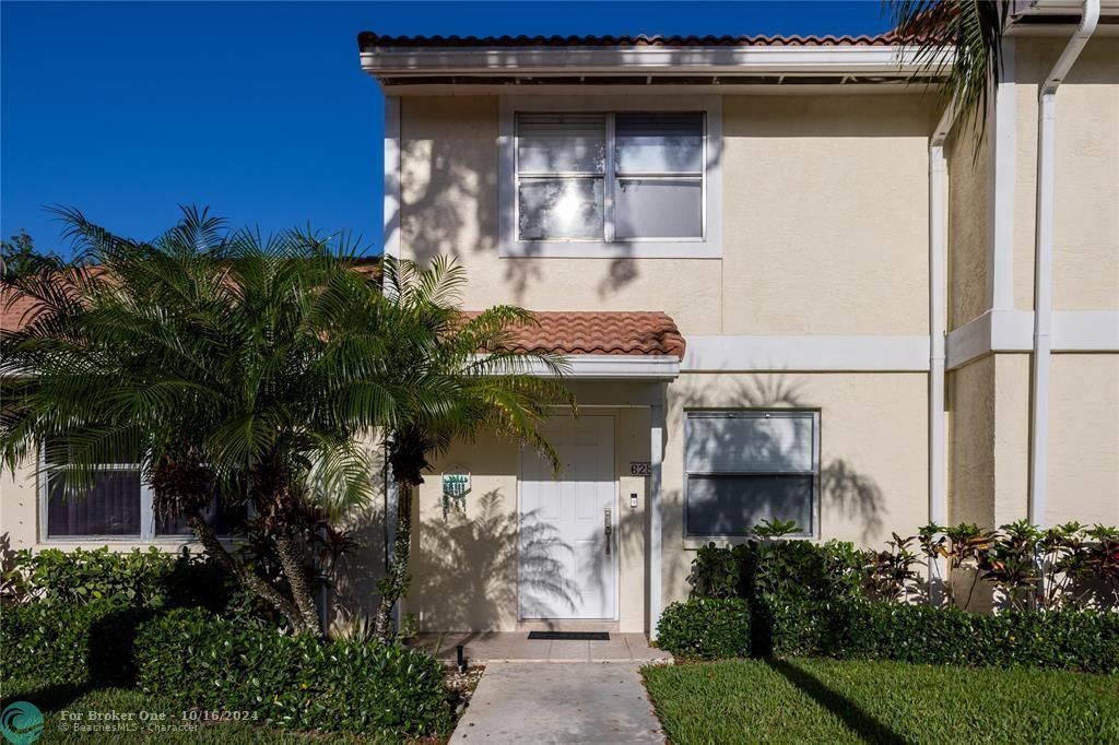 Active With Contract: $2,800 (2 beds, 2 baths, 1296 Square Feet)