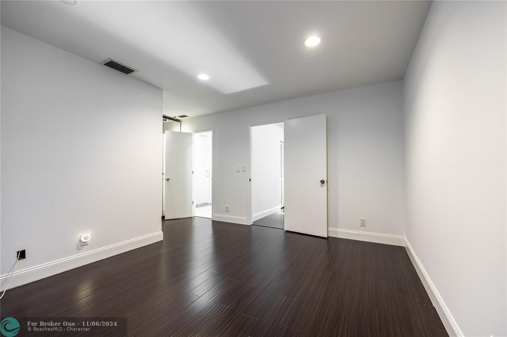 Active With Contract: $2,800 (2 beds, 2 baths, 1296 Square Feet)