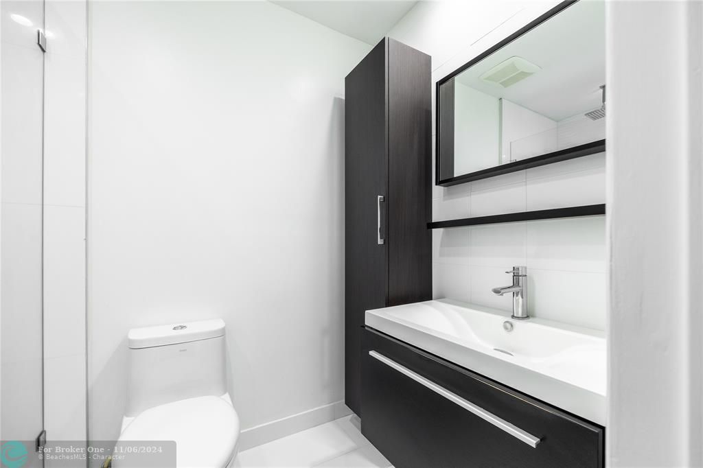 Active With Contract: $2,800 (2 beds, 2 baths, 1296 Square Feet)