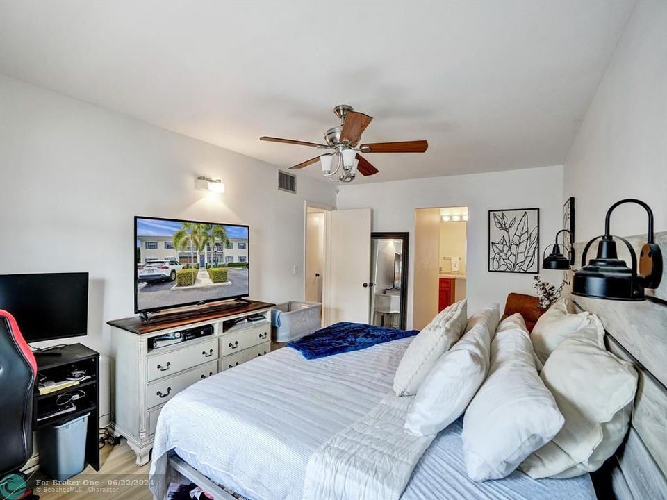Active With Contract: $249,000 (2 beds, 2 baths, 982 Square Feet)