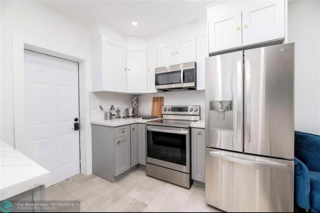 For Sale: $2,000 (1 beds, 1 baths, 2521 Square Feet)