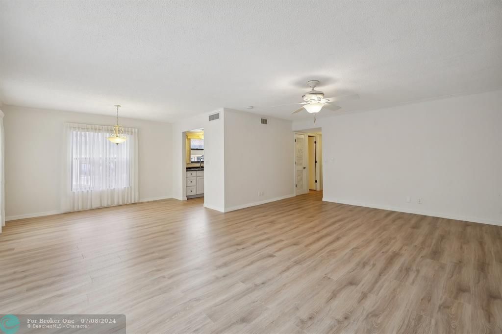 For Sale: $250,000 (2 beds, 2 baths, 1188 Square Feet)