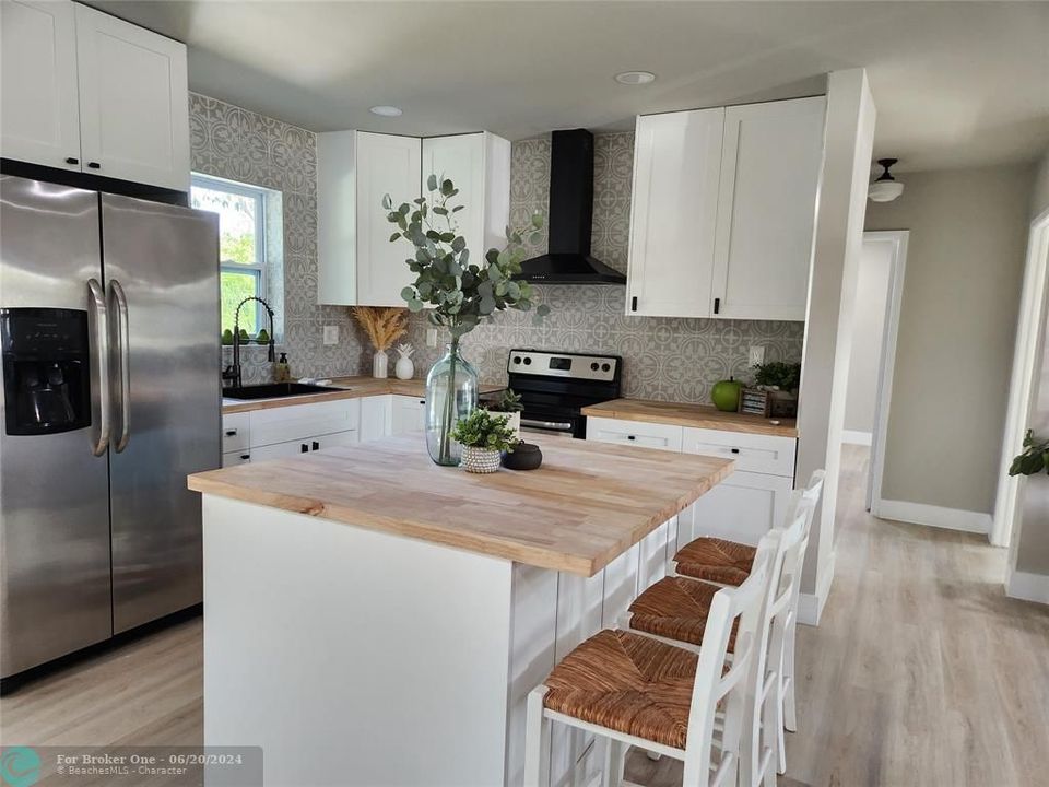 Active With Contract: $469,900 (3 beds, 2 baths, 1160 Square Feet)