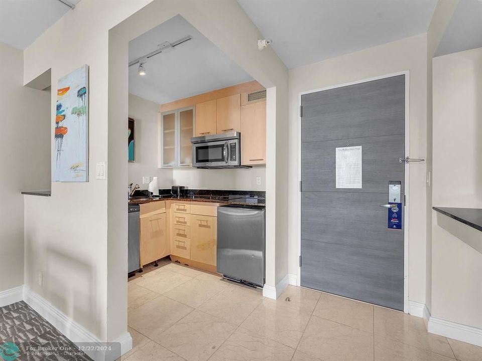 For Sale: $235,000 (1 beds, 1 baths, 548 Square Feet)