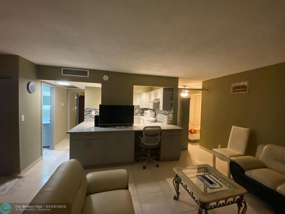 For Sale: $265,000 (2 beds, 1 baths, 620 Square Feet)