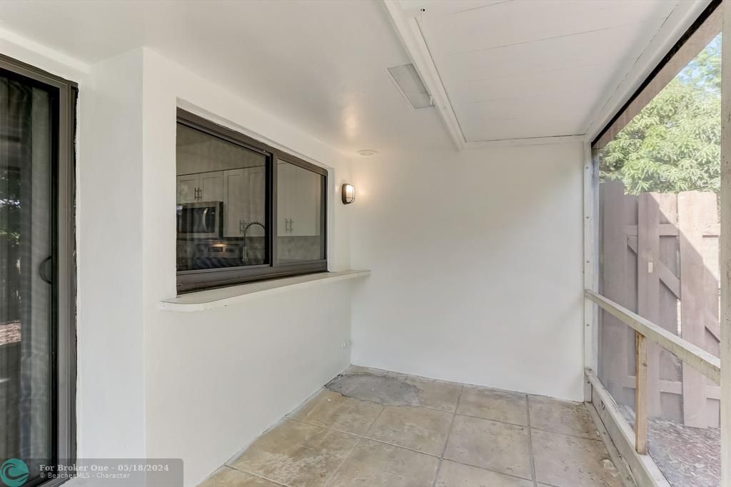 Active With Contract: $2,150 (1 beds, 1 baths, 1050 Square Feet)