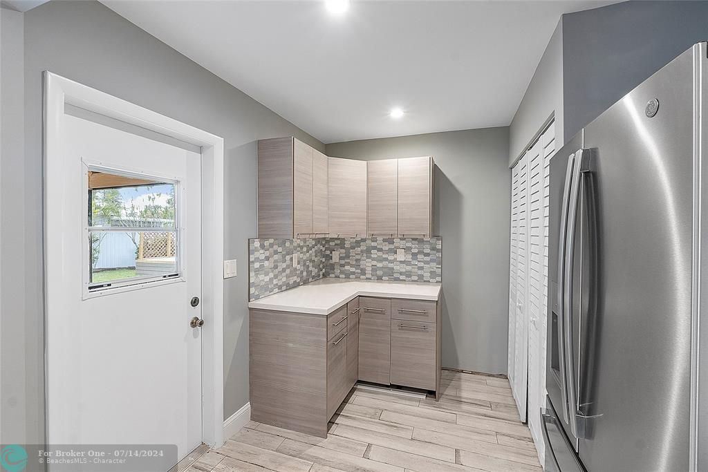 Active With Contract: $499,900 (3 beds, 2 baths, 1220 Square Feet)