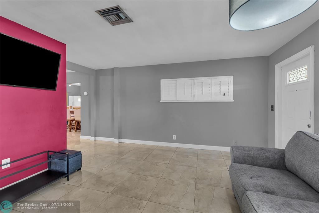 For Sale: $505,000 (2 beds, 1 baths, 1168 Square Feet)