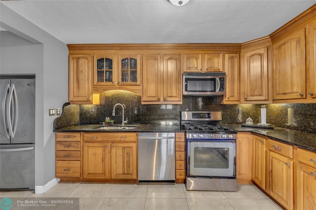 For Sale: $505,000 (2 beds, 1 baths, 1168 Square Feet)