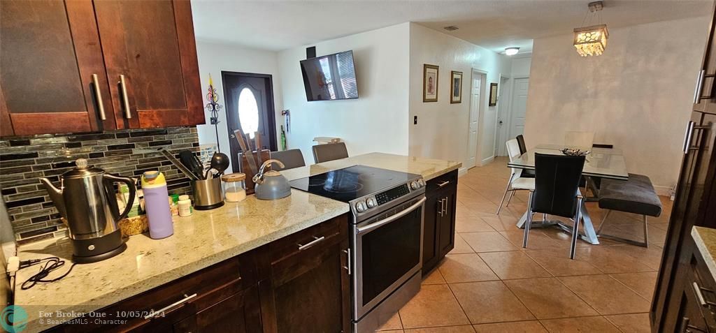 Vendido Recientemente: $729,000 (4 camas, 2 baños, 1904 Pies cuadrados)