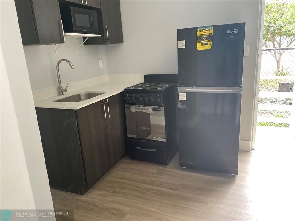 Active With Contract: $1,300 (0 beds, 1 baths, 400 Square Feet)