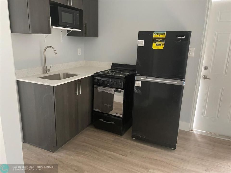 Active With Contract: $1,300 (0 beds, 1 baths, 400 Square Feet)