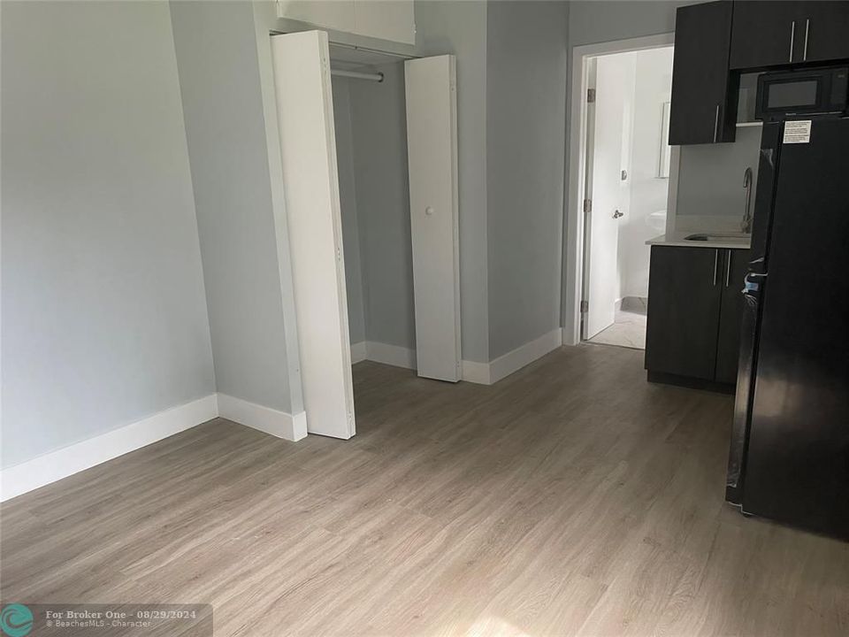 Active With Contract: $1,300 (0 beds, 1 baths, 400 Square Feet)