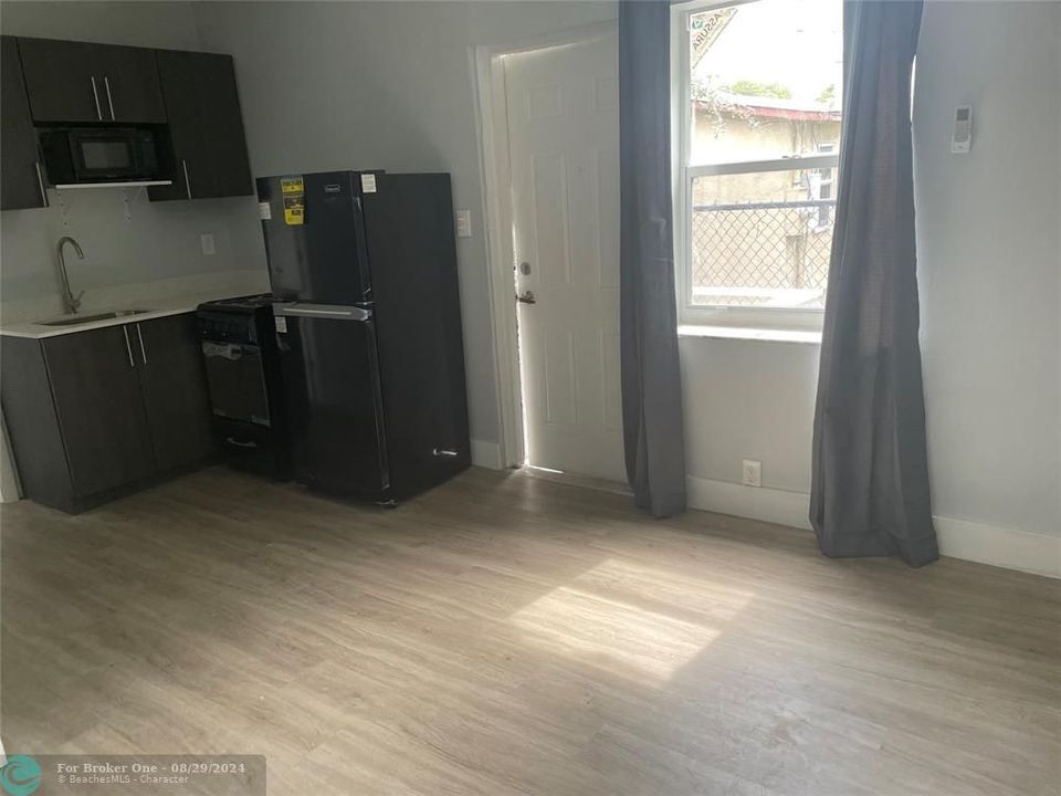 Active With Contract: $1,300 (0 beds, 1 baths, 400 Square Feet)