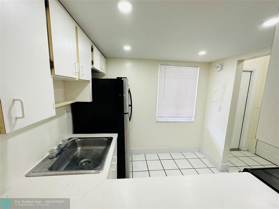 For Sale: $159,000 (1 beds, 1 baths, 730 Square Feet)