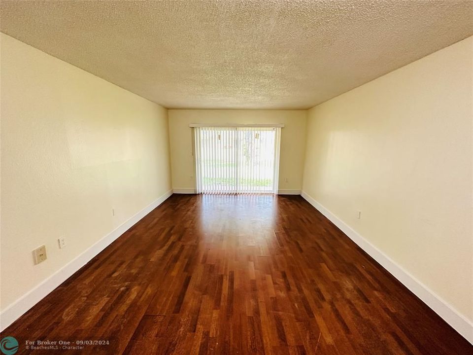 For Sale: $159,000 (1 beds, 1 baths, 730 Square Feet)