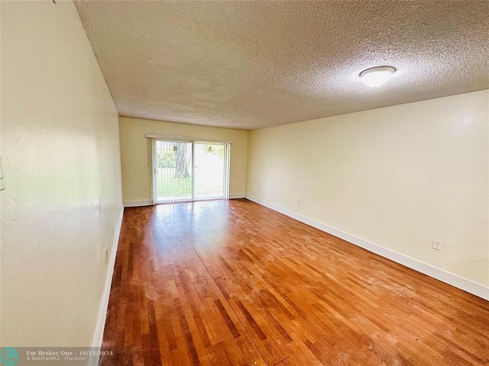 For Sale: $159,000 (1 beds, 1 baths, 730 Square Feet)