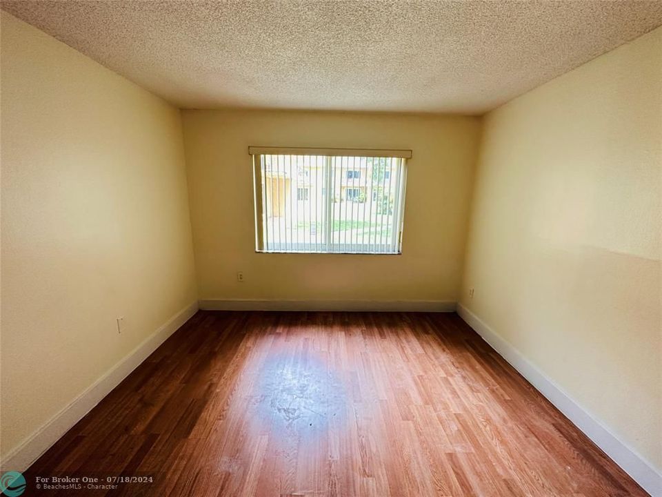 For Sale: $159,000 (1 beds, 1 baths, 730 Square Feet)