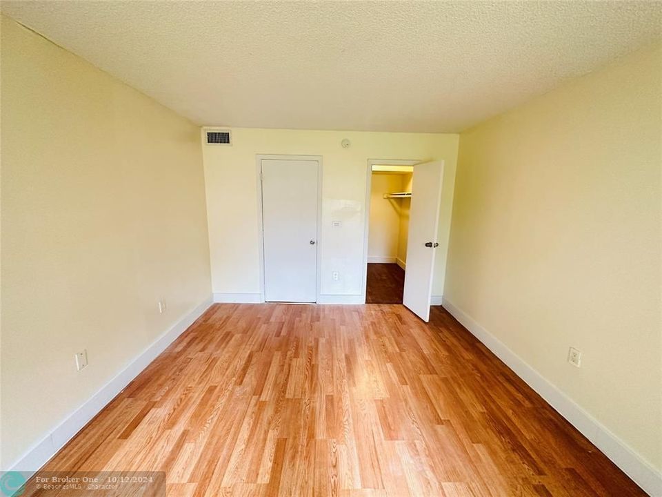 For Sale: $159,000 (1 beds, 1 baths, 730 Square Feet)